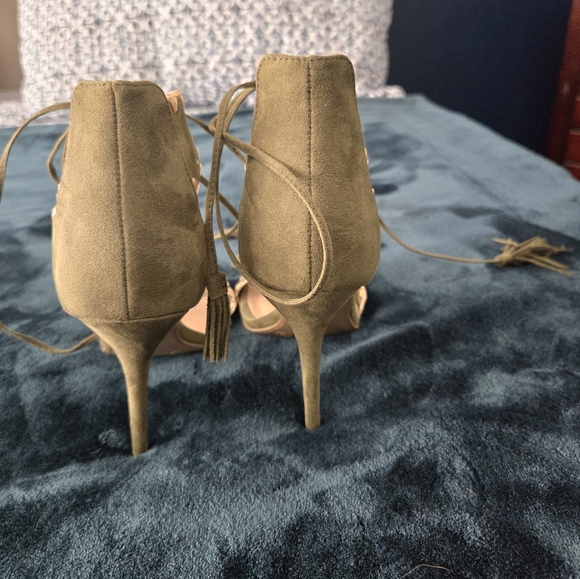 Heels - Picture 4 of 4